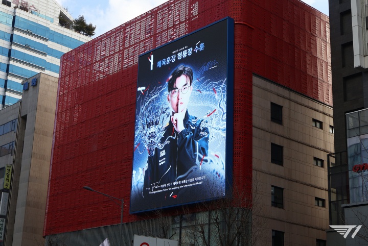 T1在首尔包下多块室外广告大屏:以祝贺Faker荣获韩国青龙勋章